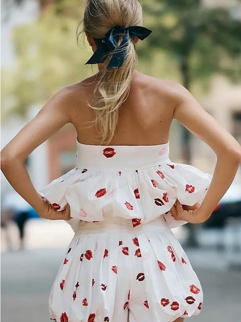 Nwot White Mini Bubble Skort with Red Lip Print - Picture 3 of 5